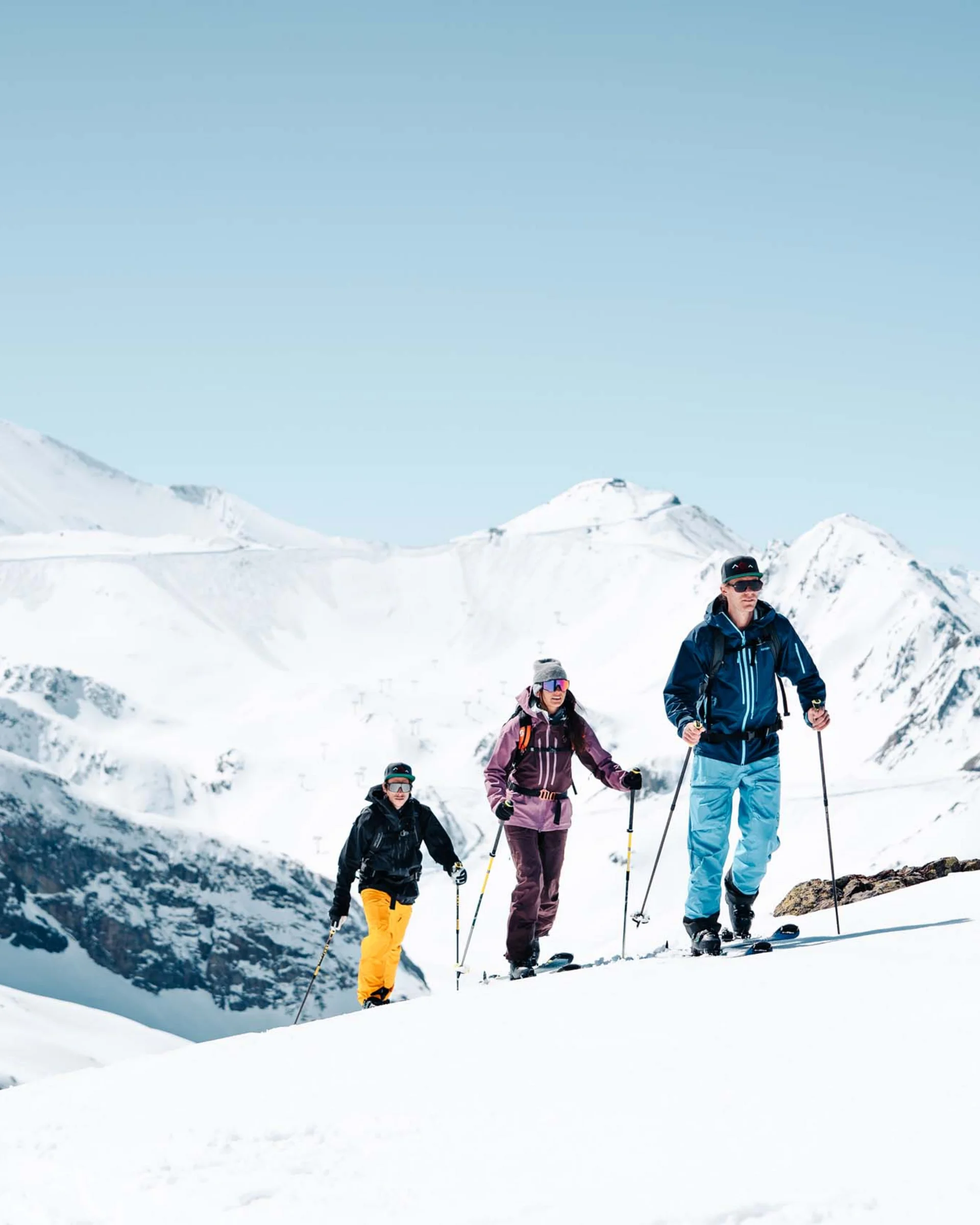 Ferienglück und Alpenland | Ihre stilvollen Hotels in Ischgl Vier Skitourengeher wandern durch eine verschneite Berglandschaft
