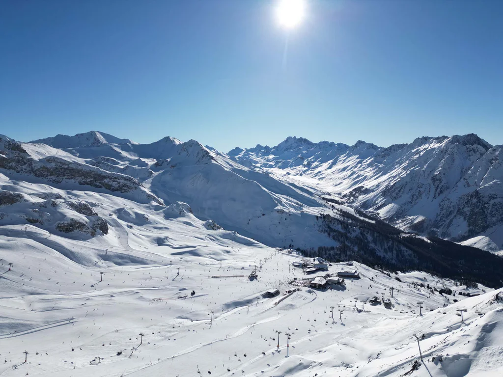 Ferienglück und Alpenland | Ihre stilvollen Hotels in Ischgl Verschneite Berglandschaft mit Skigebiet und Sesselliften unter blauem Himmel